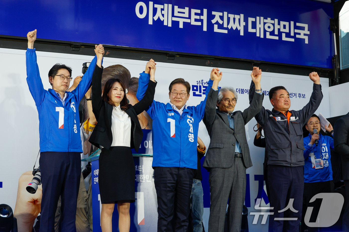 (거제=뉴스1) 안은나 기자 = 이재명 더불어민주당 대통령 후보가 14일 오후 경남 거제시 엠파크 차없는 거리를 찾아 김경수 공동선대위원장, 한화오션 조립4팀 신승훈 씨 등과 손을 …