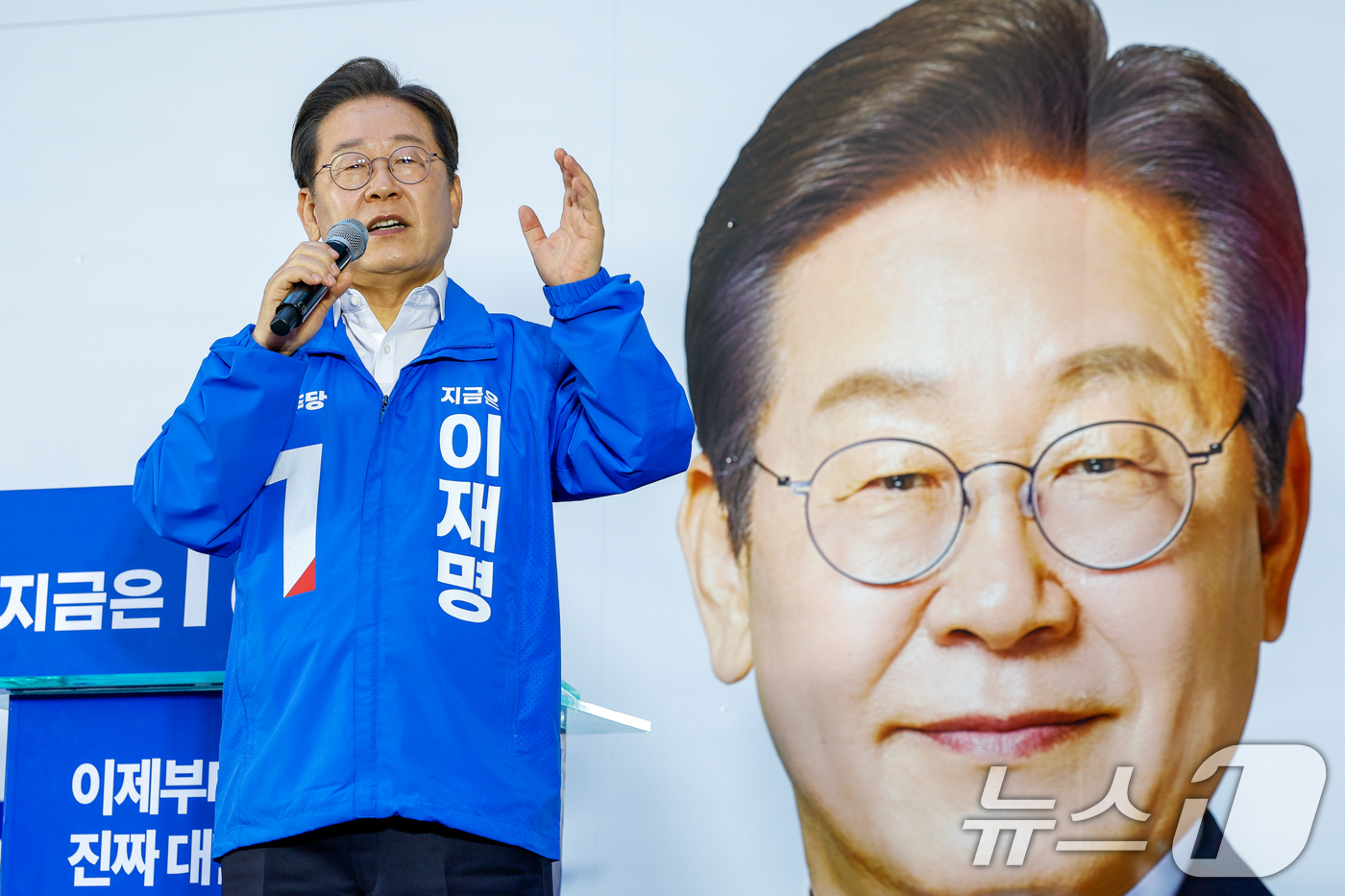 (거제=뉴스1) 안은나 기자 = 이재명 더불어민주당 대통령 후보가 14일 오후 경남 거제시 엠파크 차없는 거리를 찾아 지지를 호소하고 있다. 2025.5.14/뉴스1