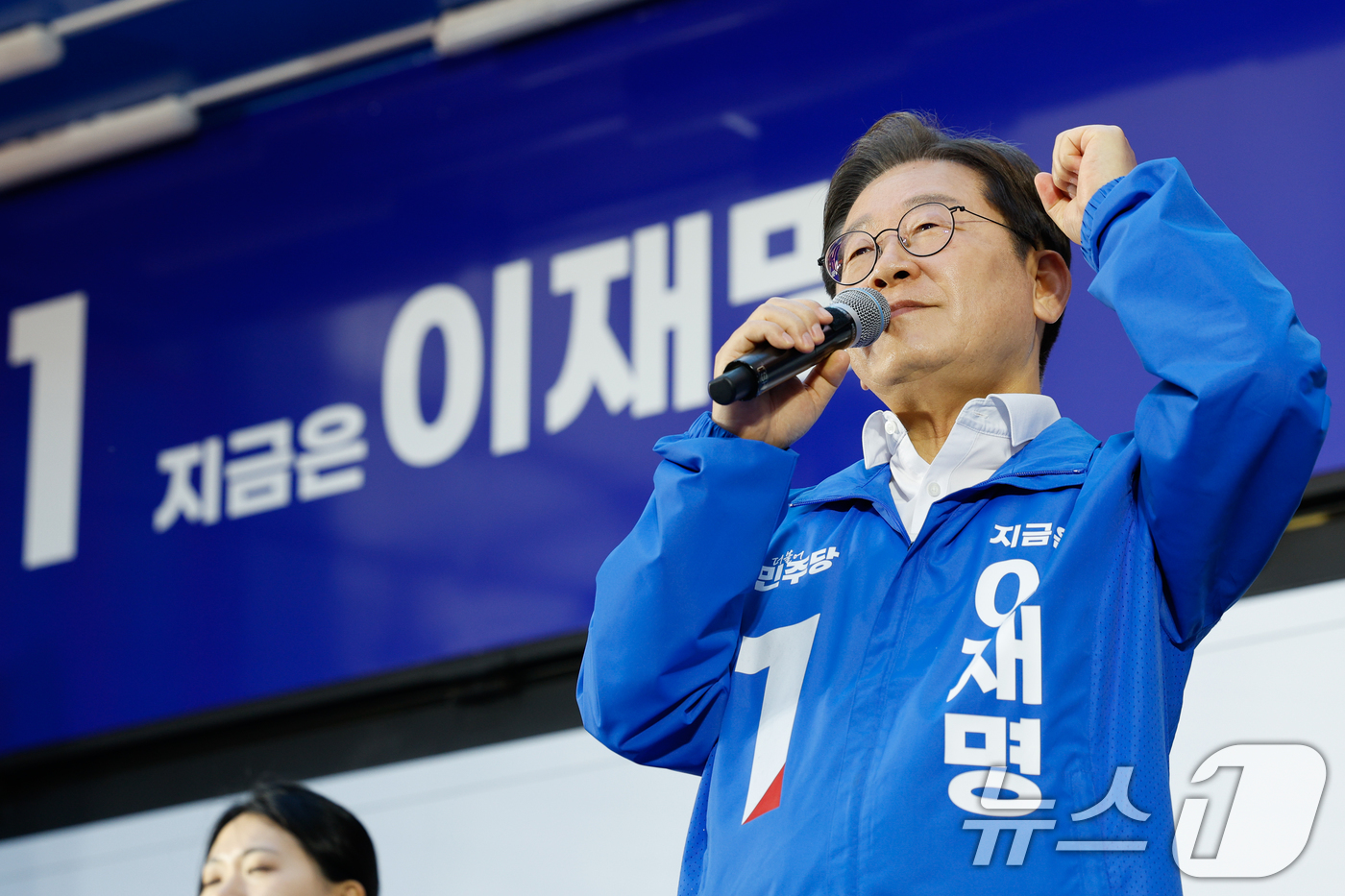 (거제=뉴스1) 안은나 기자 = 이재명 더불어민주당 대통령 후보가 14일 오후 경남 거제시 엠파크 차없는 거리를 찾아 지지를 호소하고 있다. 2025.5.14/뉴스1