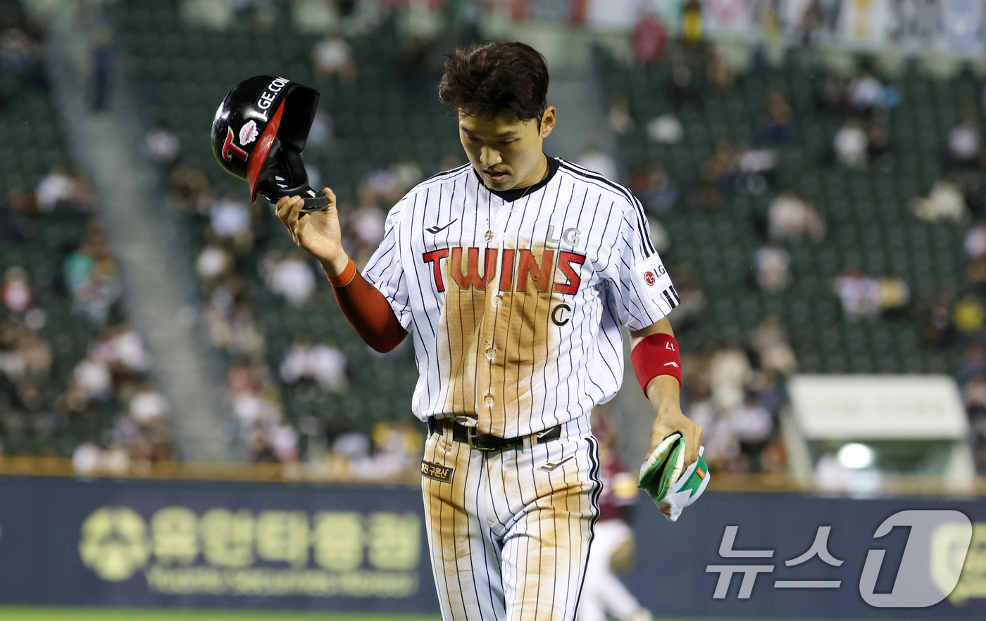 (서울=뉴스1) 김명섭 기자 = 14일 서울 송파구 잠실야구장에서 열린 프로야구 '2025 신한 SOL 뱅크 KBO리그' 키움 히어로즈와 LG 트윈스의 경기 4회말 LG 공격 무사 …