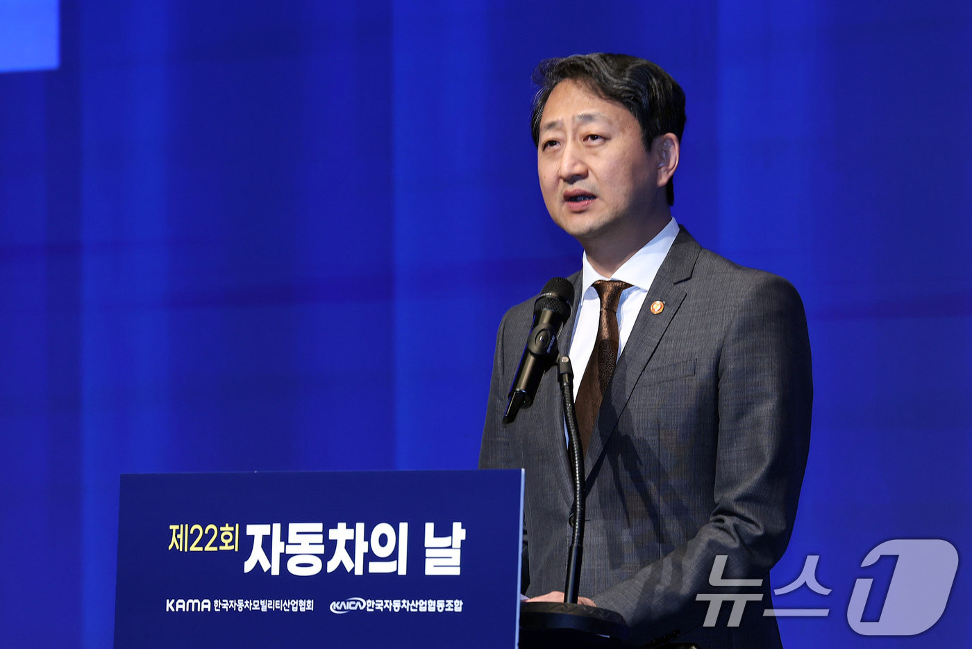 (서울=뉴스1) = 안덕근 산업통상자원부 장관이 14일 서울 강남구 JW메리어트호텔 그랜드볼룸에서 열린 제22회 자동차의 날 기념행사에서 축사하고 있다. (산업통상자원부 제공. 재 …