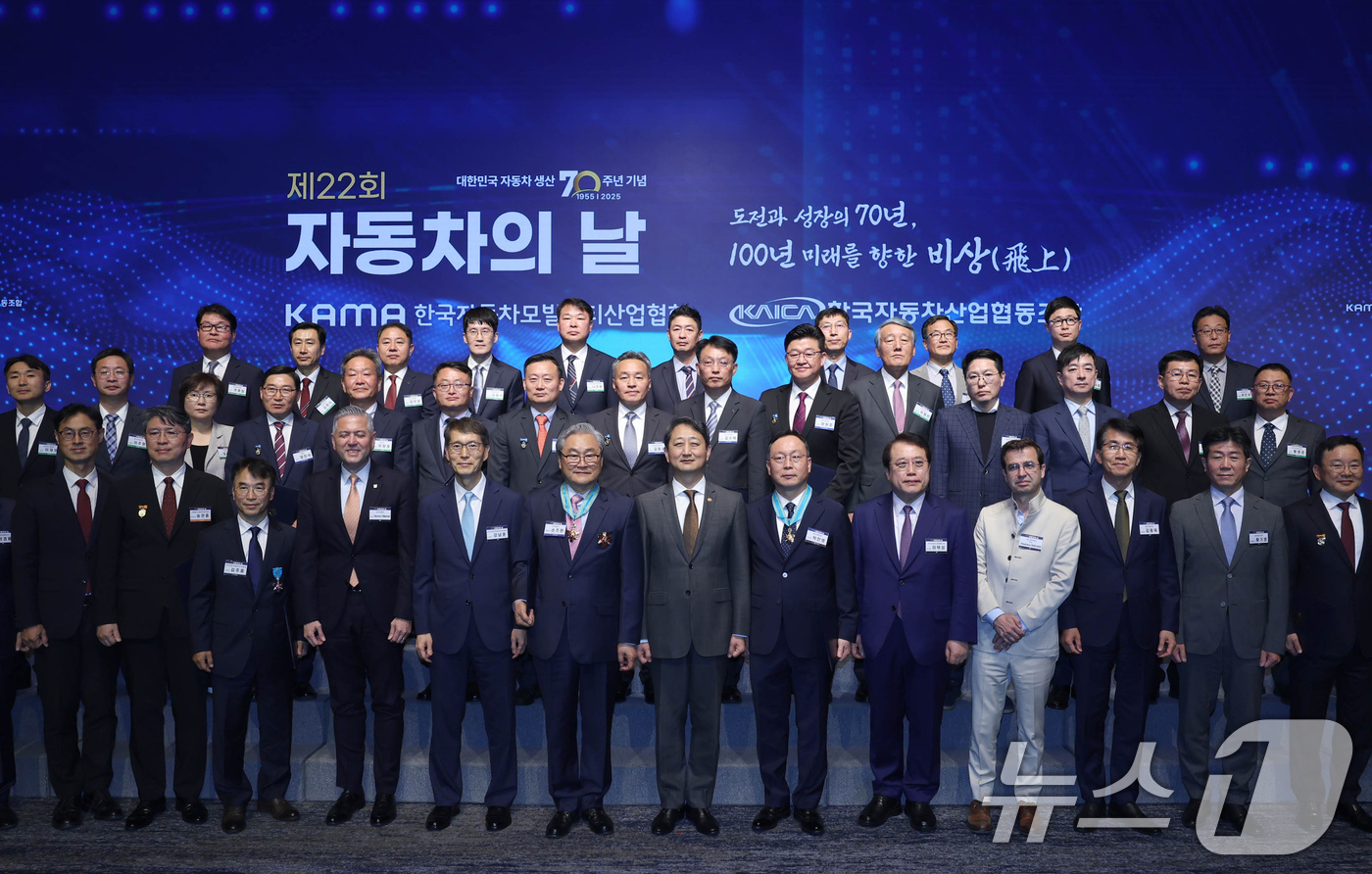 (서울=뉴스1) = 안덕근 산업통상자원부 장관이 14일 서울 강남구 JW메리어트호텔 그랜드볼룸에서 열린 제22회 자동차의 날 기념행사에서 참석자들과 가념촬영 하고 있다. (산업통상 …