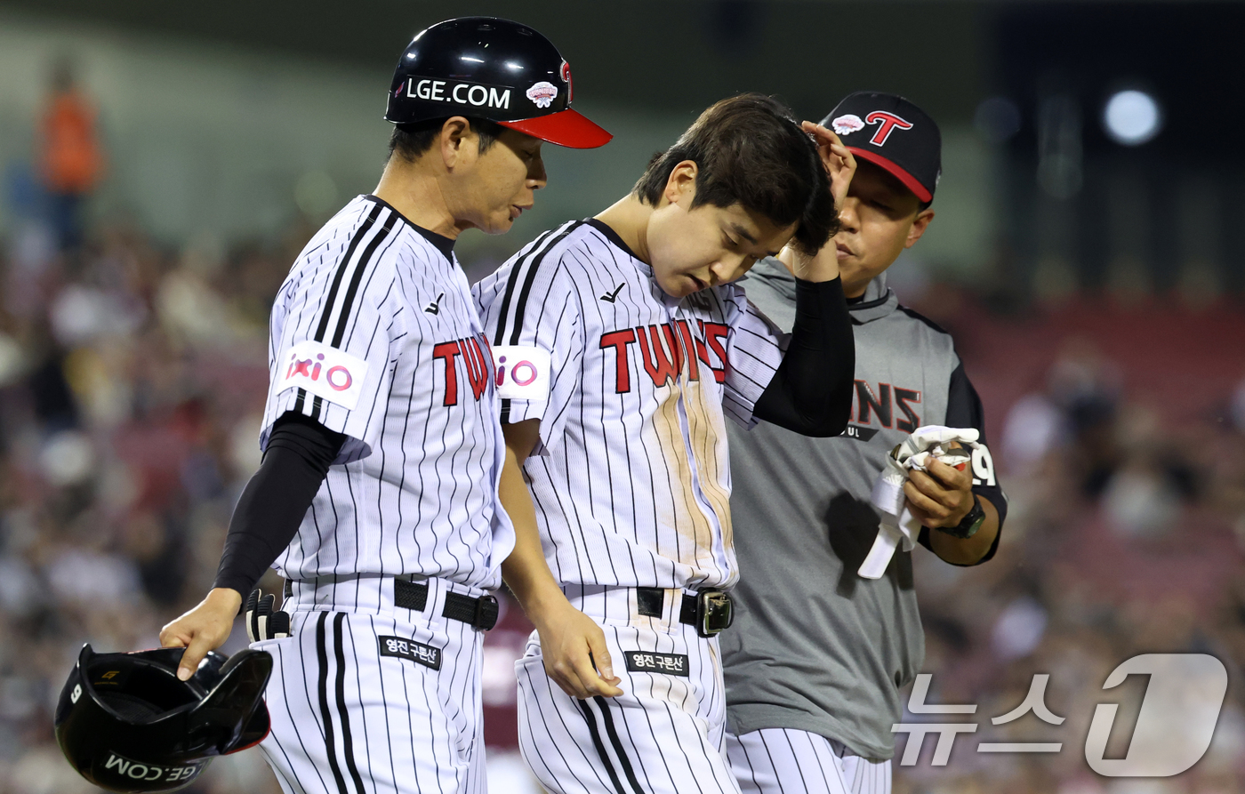 (서울=뉴스1) 김명섭 기자 = 14일 서울 송파구 잠실야구장에서 열린 프로야구 '2025 신한 SOL 뱅크 KBO리그' 키움 히어로즈와 LG 트윈스의 경기 6회말 LG 공격 무사 …