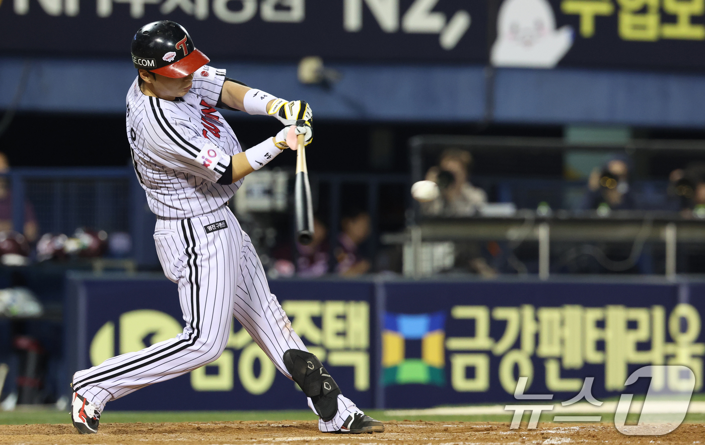 (서울=뉴스1) 김명섭 기자 = 14일 서울 송파구 잠실야구장에서 열린 프로야구 '2025 신한 SOL 뱅크 KBO리그' 키움 히어로즈와 LG 트윈스의 경기 7회말 LG 공격 무사 …