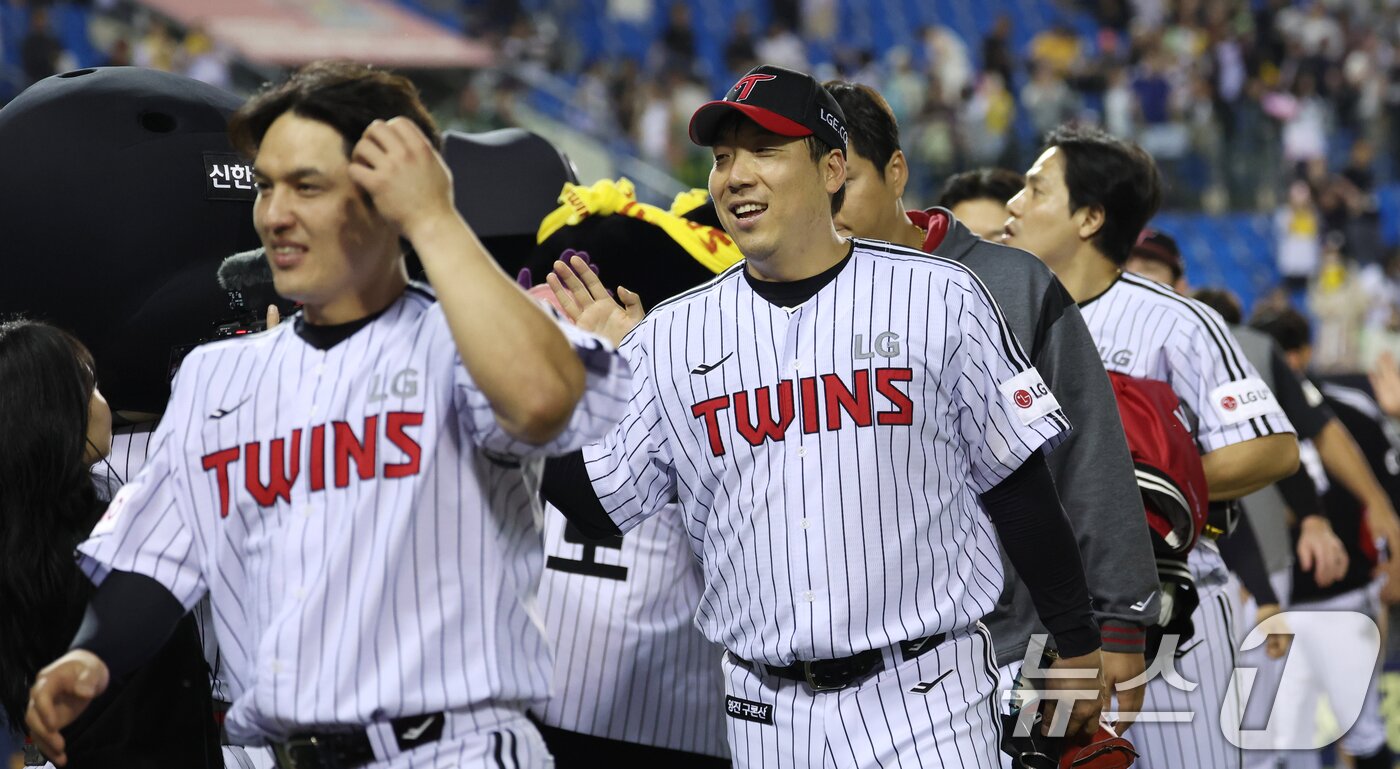 본문 이미지 - 14일 서울 송파구 잠실야구장에서 열린 프로야구 '2025 신한 SOL 뱅크 KBO리그' 키움 히어로즈와 LG 트윈스의 경기에서 승리한 LG 선수들이 하이파이브를 하고 있다. 2025.5.14/뉴스1 ⓒ News1 김명섭 기자