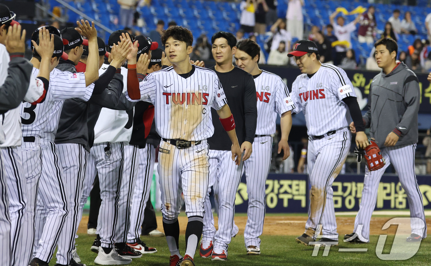 (서울=뉴스1) 김명섭 기자 = 14일 서울 송파구 잠실야구장에서 열린 프로야구 '2025 신한 SOL 뱅크 KBO리그' 키움 히어로즈와 LG 트윈스의 경기에서 승리한 LG 선수들 …