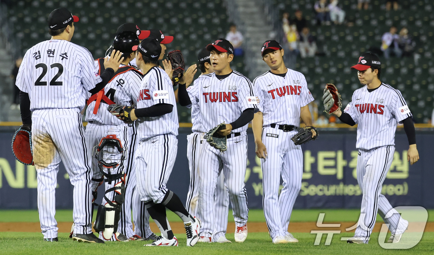 (서울=뉴스1) 김명섭 기자 = 14일 서울 송파구 잠실야구장에서 열린 프로야구 '2025 신한 SOL 뱅크 KBO리그' 키움 히어로즈와 LG 트윈스의 경기에서 승리한 LG 선수들 …