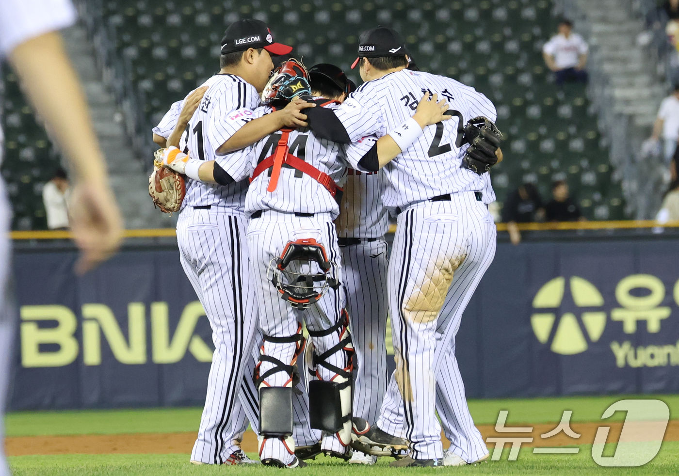 (서울=뉴스1) 김명섭 기자 = 14일 서울 송파구 잠실야구장에서 열린 프로야구 '2025 신한 SOL 뱅크 KBO리그' 키움 히어로즈와 LG 트윈스의 경기에서 승리한 LG 선수들 …