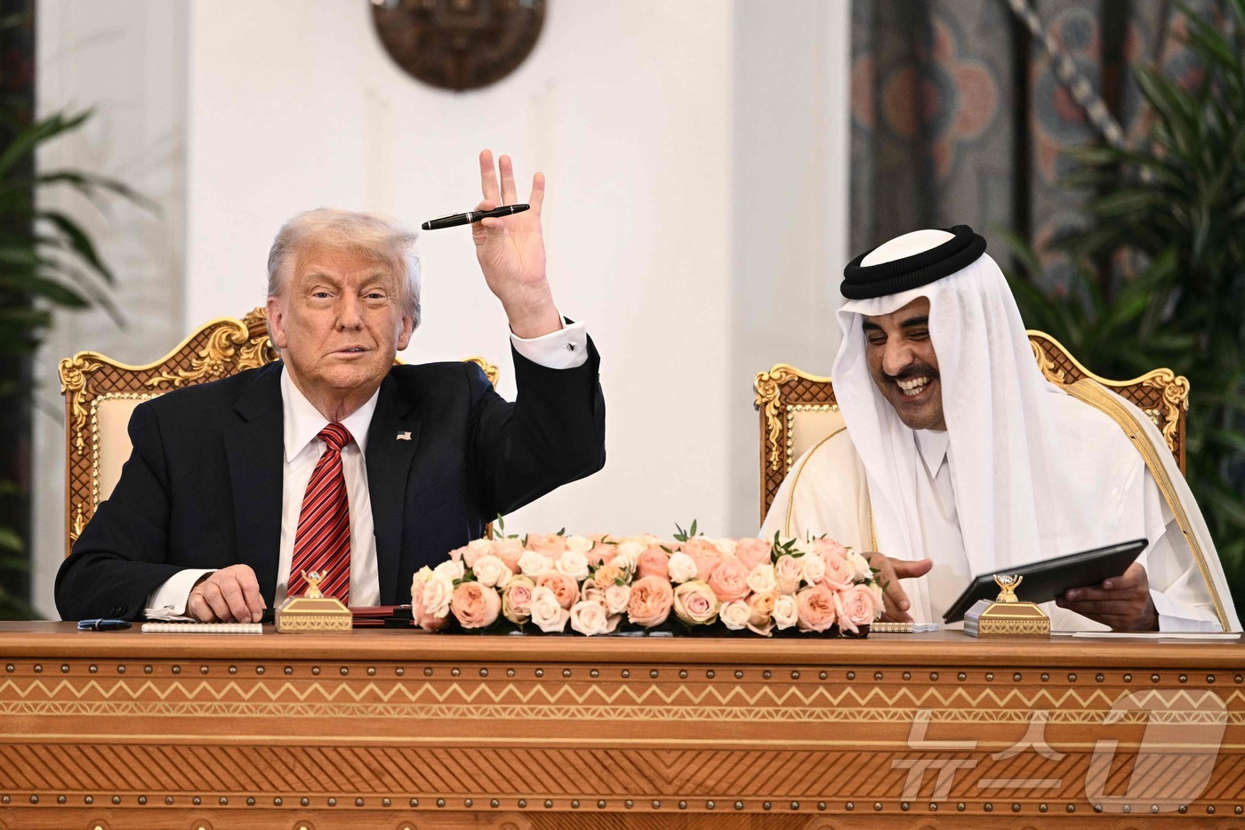 (도하 AFP=뉴스1) 류정민 특파원 = 14일(현지시간) 도널드 트럼프 미국 대통령이 카타르의 아미르 셰이크 타밈 빈 하마드 알 타니 카타르 국왕과 도하 왕궁에서 열린 1조200 …