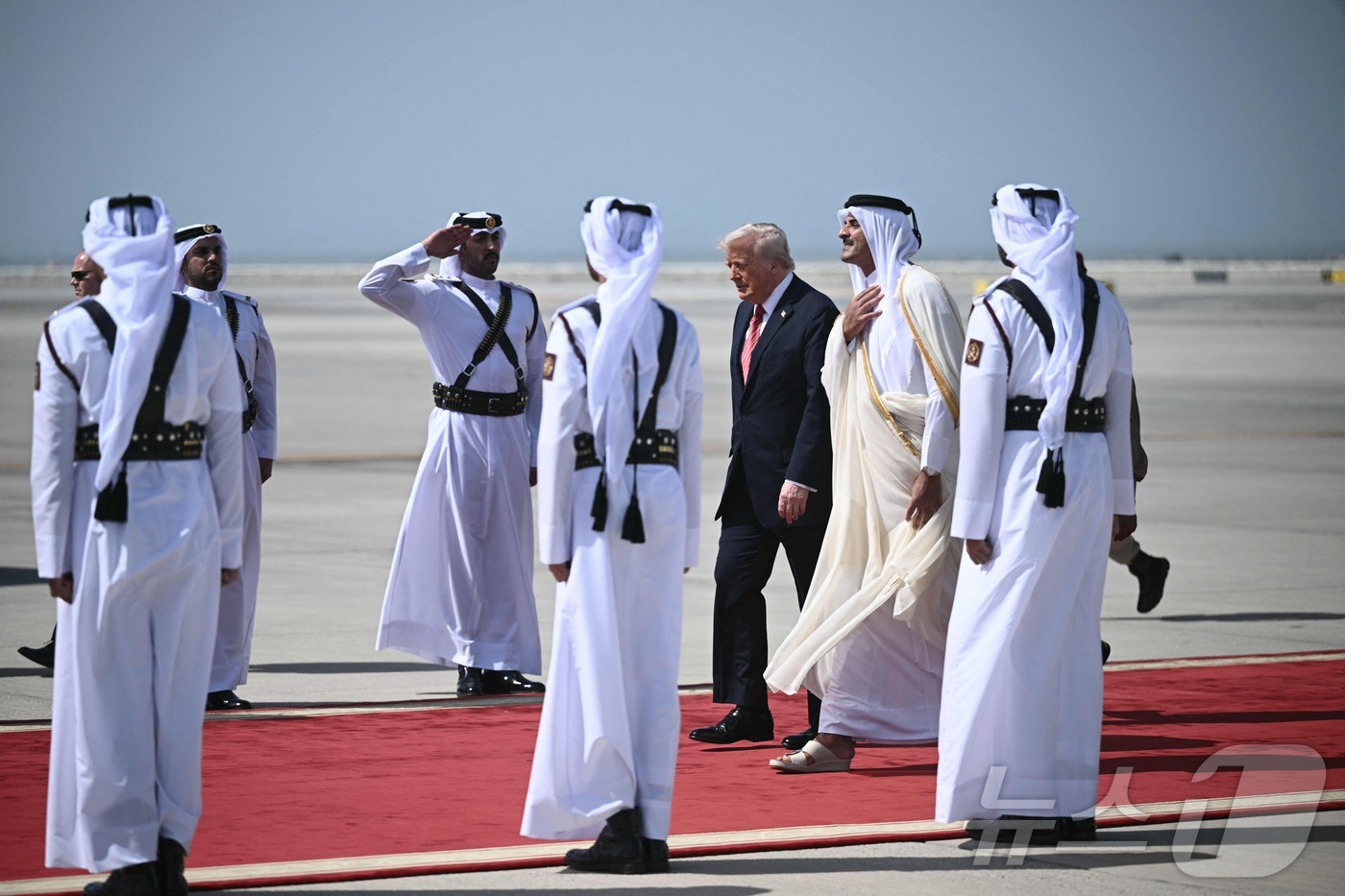 (도하 AFP=뉴스1) 류정민 특파원 = 트럼프 대통령이 14일(현지시간) 카타르 도하의 하마드 국제공항에 도착, 아미르 셰이크 타밈 빈 하마드 알 타니 카타르 국왕(오른쪽 두번째 …