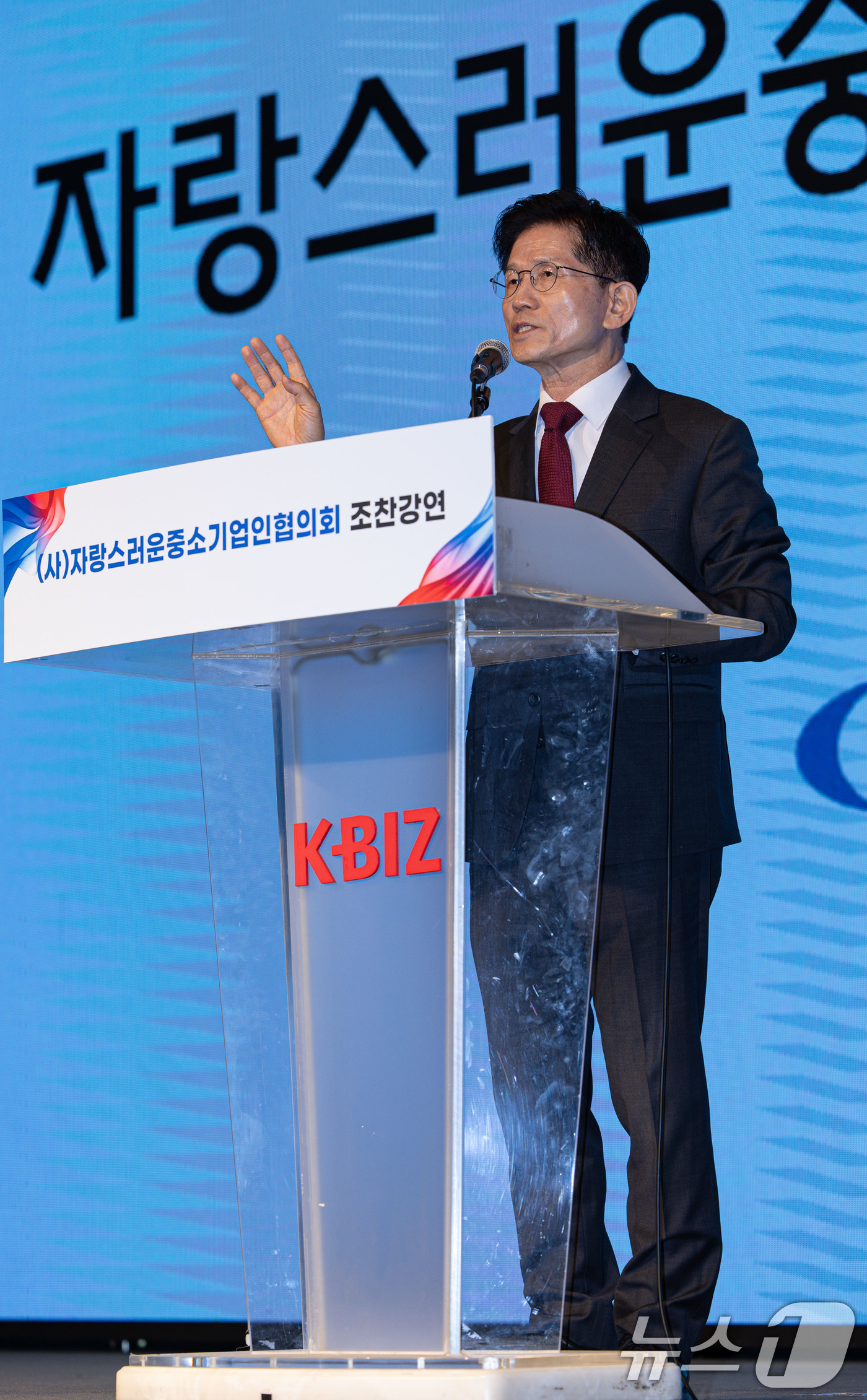 (서울=뉴스1) 이재명 기자 = 김문수 국민의힘 대통령 후보가 15일 오전 서울 여의도 중소기업중앙회에서 열린 자랑스러운중소기업인협의회 조찬강연에서 인사말을 하고 있다. 2025. …