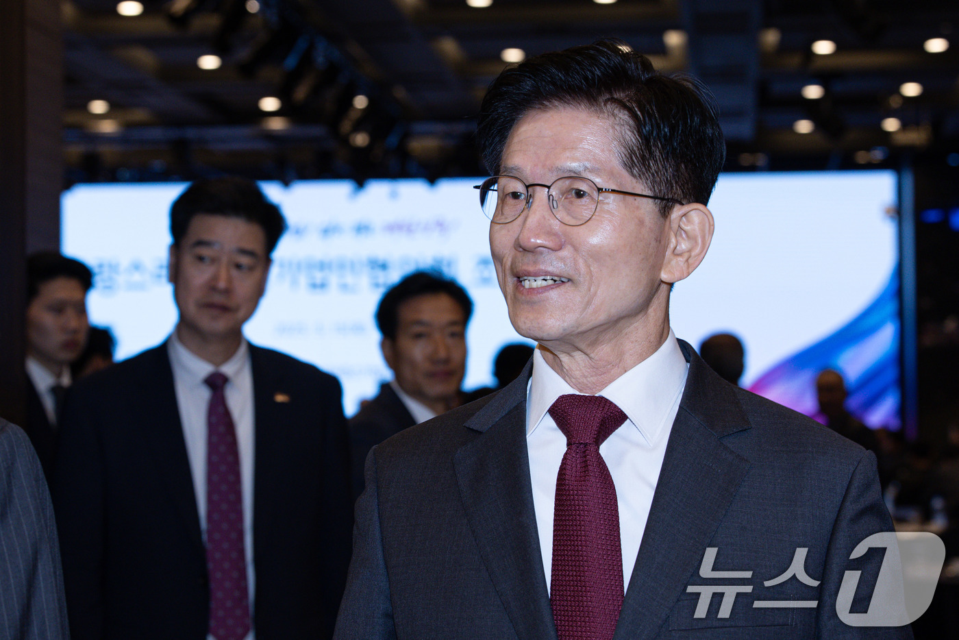 (서울=뉴스1) 이재명 기자 = 김문수 국민의힘 대통령 후보가 15일 오전 서울 여의도 중소기업중앙회에서 열린 자랑스러운중소기업인협의회 조찬강연을 마친 후 행사장을 나서고 있다. …