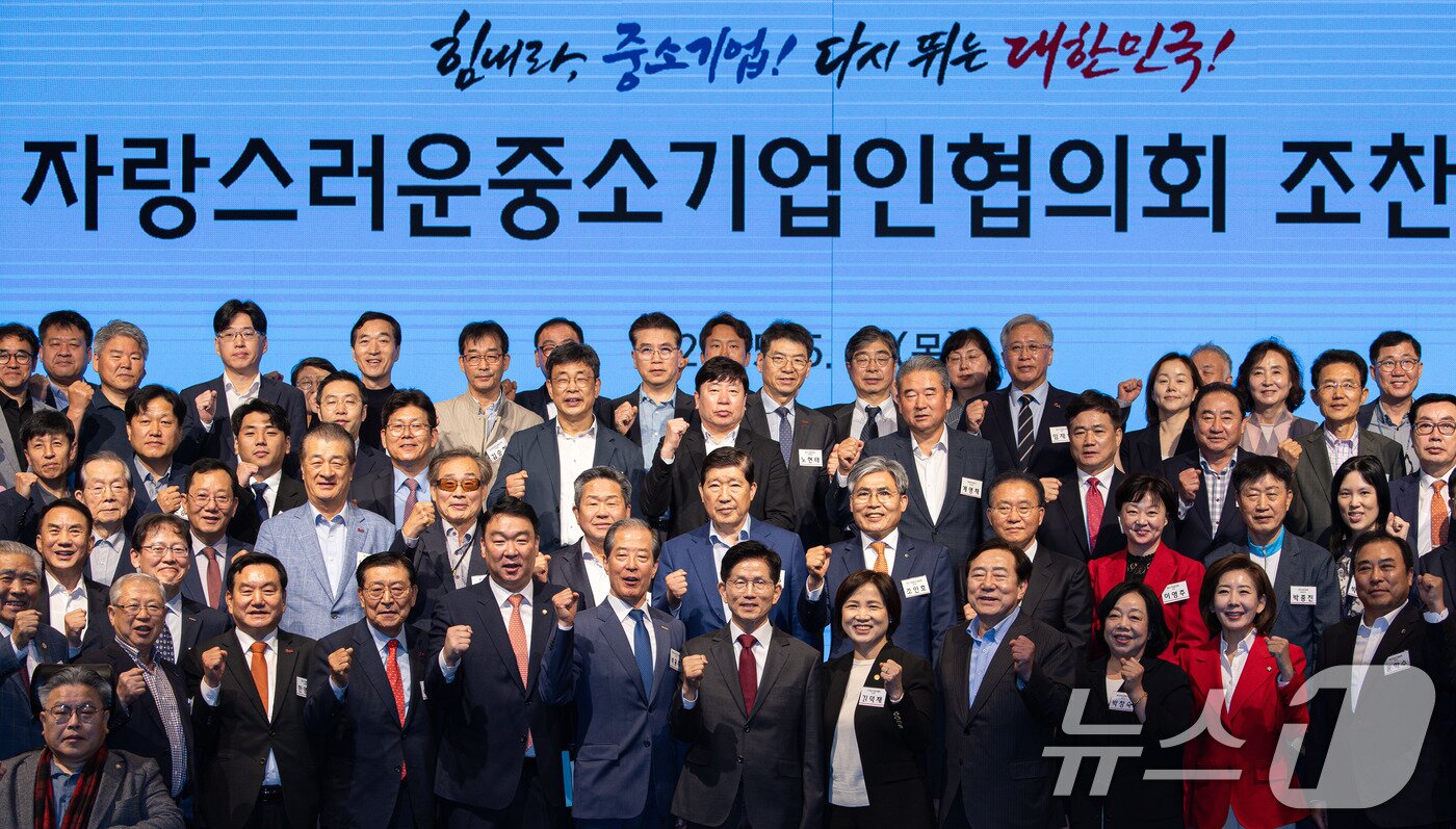 본문 이미지 - 김문수 국민의힘 대통령 후보가 15일 오전 서울 여의도 중소기업중앙회에서 열린 자랑스러운중소기업인협의회 조찬강연에서 참석자들과 기념촬영을 하고 있다. 2025.5.15/뉴스1 ⓒ News1 이재명 기자
