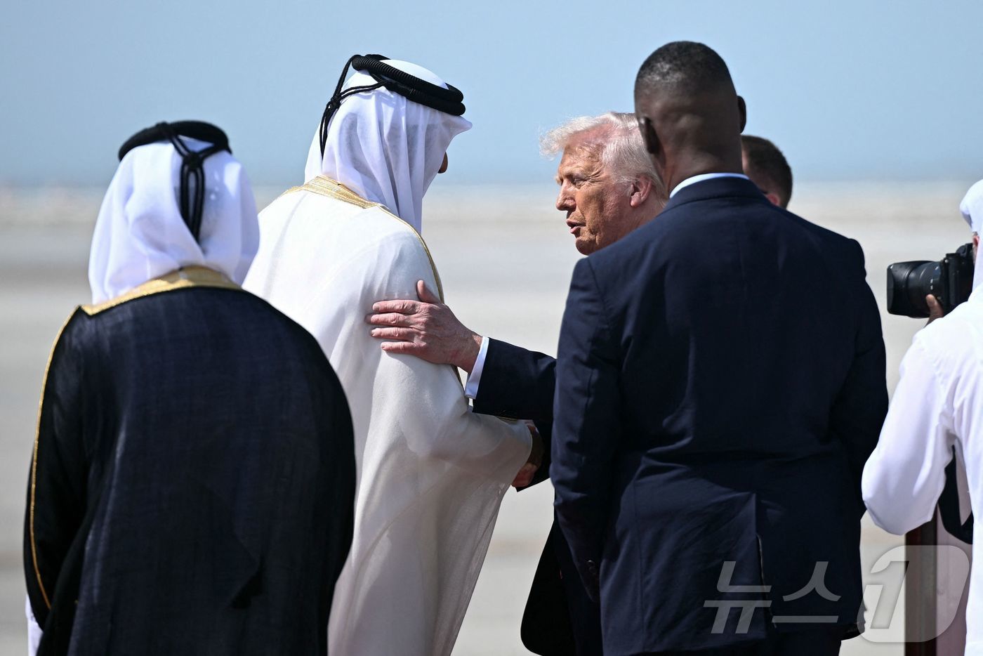 (도하 AFP=뉴스1) 우동명 기자 = 도널드 트럼프 미국 대통령이 14일(현지시간) 카타르 도하의 공항에 도착해 셰이크 타밈 빈 하마드 알사니 카타르 국왕의 영접을 받고 있다. …