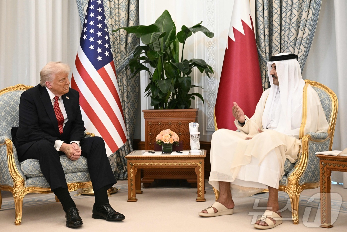 (도하 AFP=뉴스1) 우동명 기자 = 도널드 트럼프 미국 대통령이 14일(현지시간) 중동 순방 중 도하에 도착해 셰이크 타밈 빈 하마드 알사니 카타르 국왕과 회담을 하고 있다. …