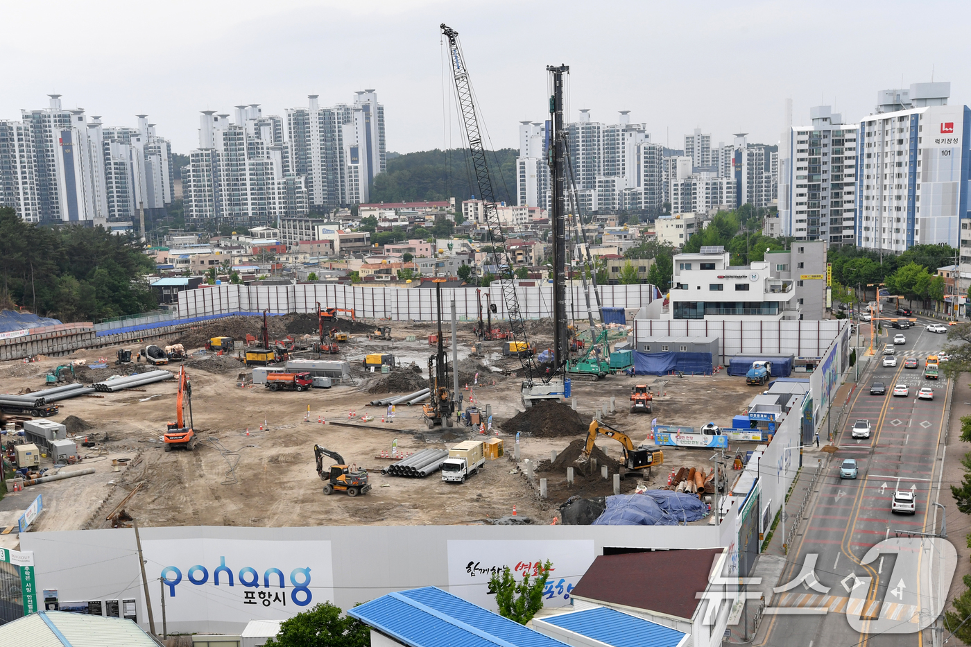 (포항=뉴스1) 최창호 기자 = 15일 경북 포항시 북구 두호동 동부초등학교 건너편 옛 캠프리비 부지에서 포항국제전시컨벤션센터 공사가 한창이다.포항국제전시컨벤션센터는 2026년 말 …