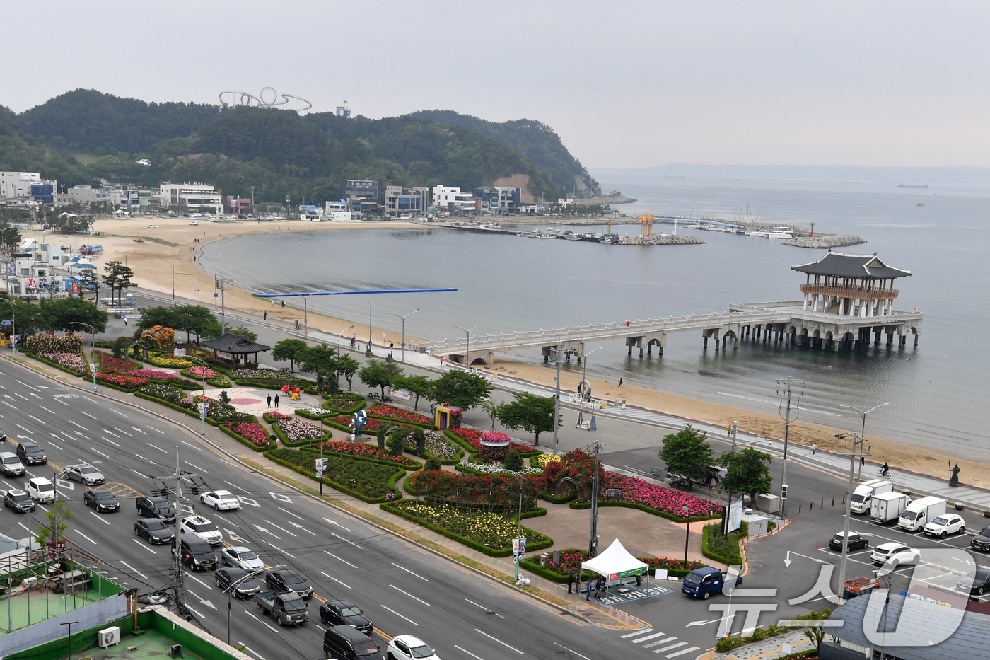 (포항=뉴스1) 최창호 기자 = 15일 경북 포항시 북구 영일대해수욕장 장미원에서 시민들이 산책하고 있다.  2025.5.15/뉴스1