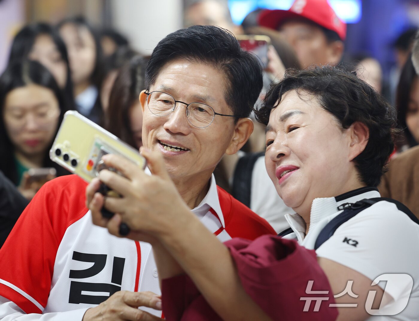 본문 이미지 - 김문수 국민의힘 대통령 후보가 15일 오전 서울 구로구 신도림역에서 출근길 시민들에게 인사하며 기념촬영을 하고 있다. &#40;공동취재&#41; 2025.5.15/뉴스1 ⓒ News1 이광호 기자