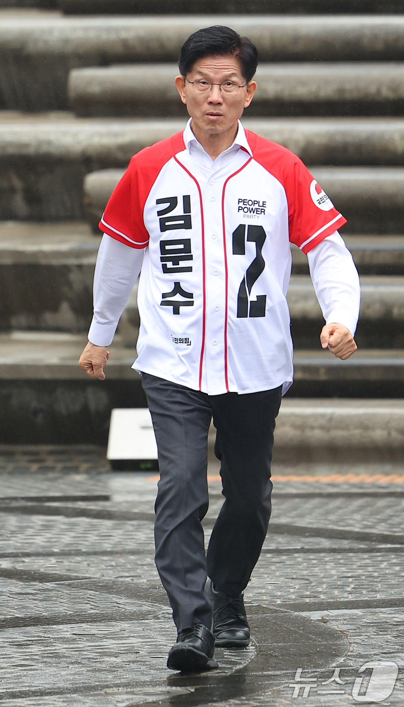 (서울=뉴스1) 이광호 기자 = 김문수 국민의힘 대통령 후보가 출근길 시민들에게 인사하기 위해  15일 오전 서울 구로구 신도림역에서 이동하고 있다. (공동취재) 2025.5.15 …