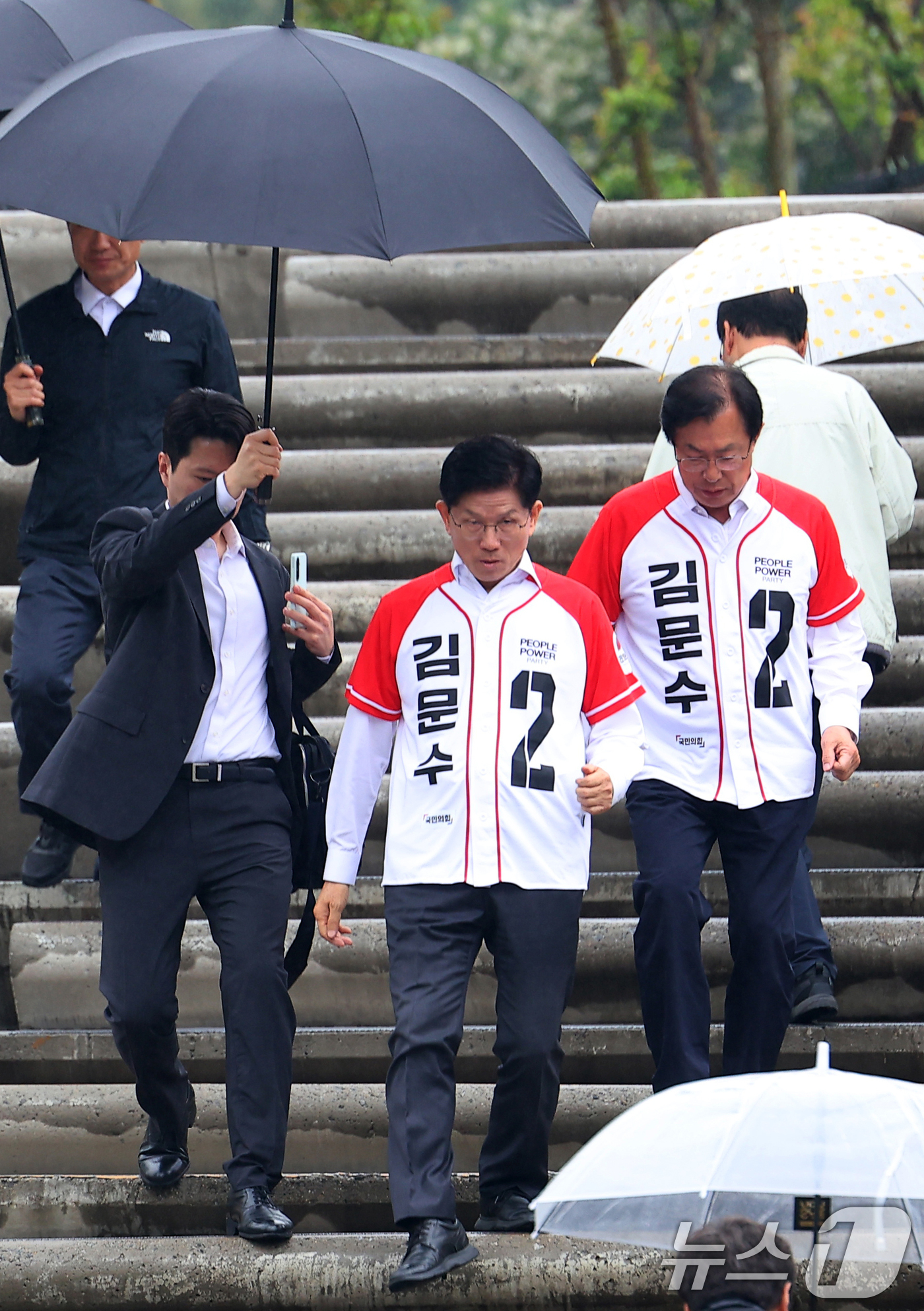 (서울=뉴스1) 이광호 기자 = 김문수 국민의힘 대통령 후보가 출근길 시민들에게 인사하기 위해  15일 오전 서울 구로구 신도림역에서 이동하고 있다. (공동취재) 2025.5.15 …