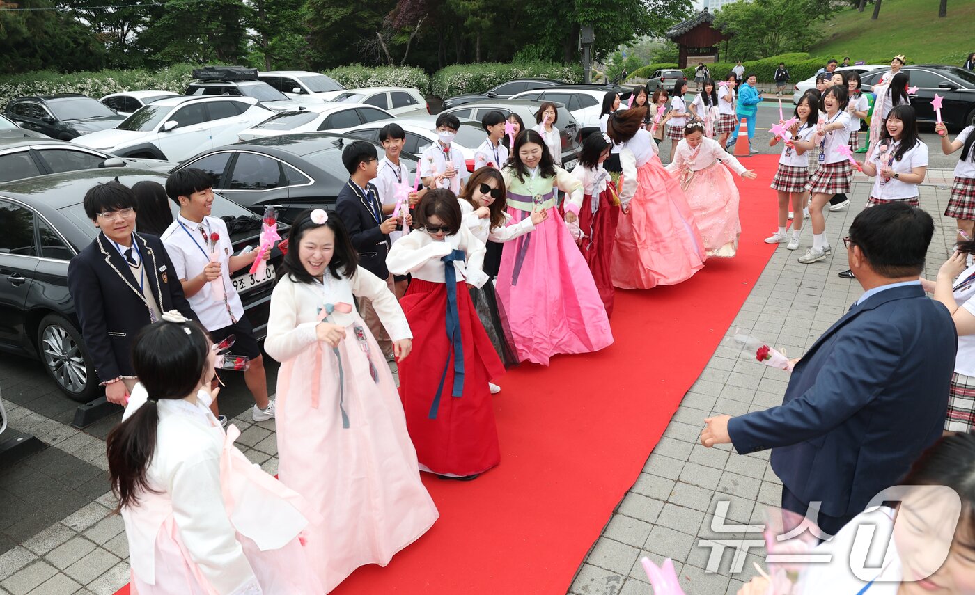 본문 이미지 - 스승의 날인 15일 오전 경기 수원시 팔달구 매향중학교에서 학생들이 스승의날 기념 등굣길 레드카펫 행사를 진행하고 있다. 2025.5.15/뉴스1 ⓒ News1 김영운 기자