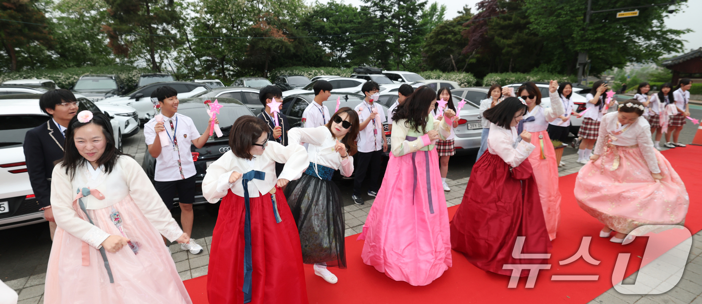 (수원=뉴스1) 김영운 기자 = 스승의 날인 15일 오전 경기 수원시 팔달구 매향중학교에서 학생들이 스승의날 기념 등굣길 레드카펫 행사를 진행하고 있다.올해로 4회째를 맞은 이번 …