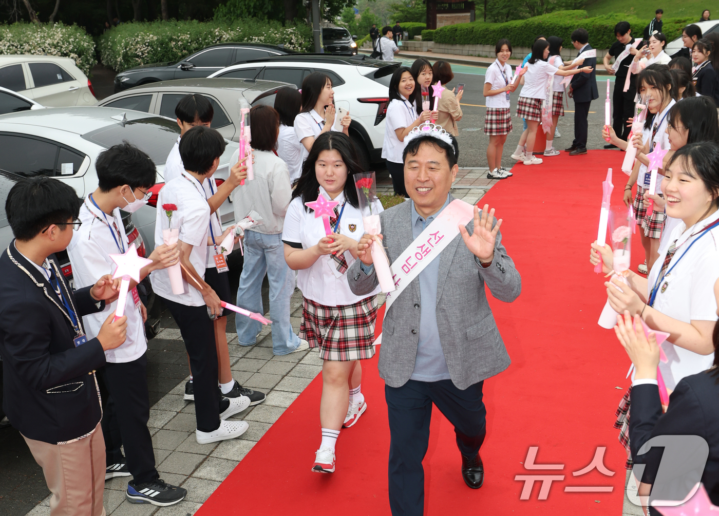 (수원=뉴스1) 김영운 기자 = 스승의 날인 15일 오전 경기 수원시 팔달구 매향중학교에서 학생들이 스승의날 기념 등굣길 레드카펫 행사를 진행하고 있다.올해로 4회째를 맞은 이번 …