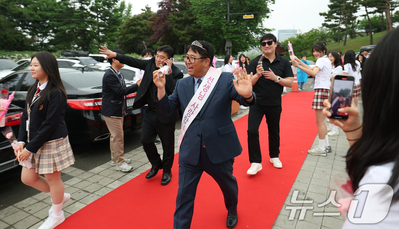 본문 이미지 - 스승의 날인 15일 오전 경기 수원시 팔달구 매향중학교에서 학생들이 스승의날 기념 등굣길 레드카펫 행사를 진행하고 있다.2025.5.15/뉴스1 ⓒ News1 김영운 기자