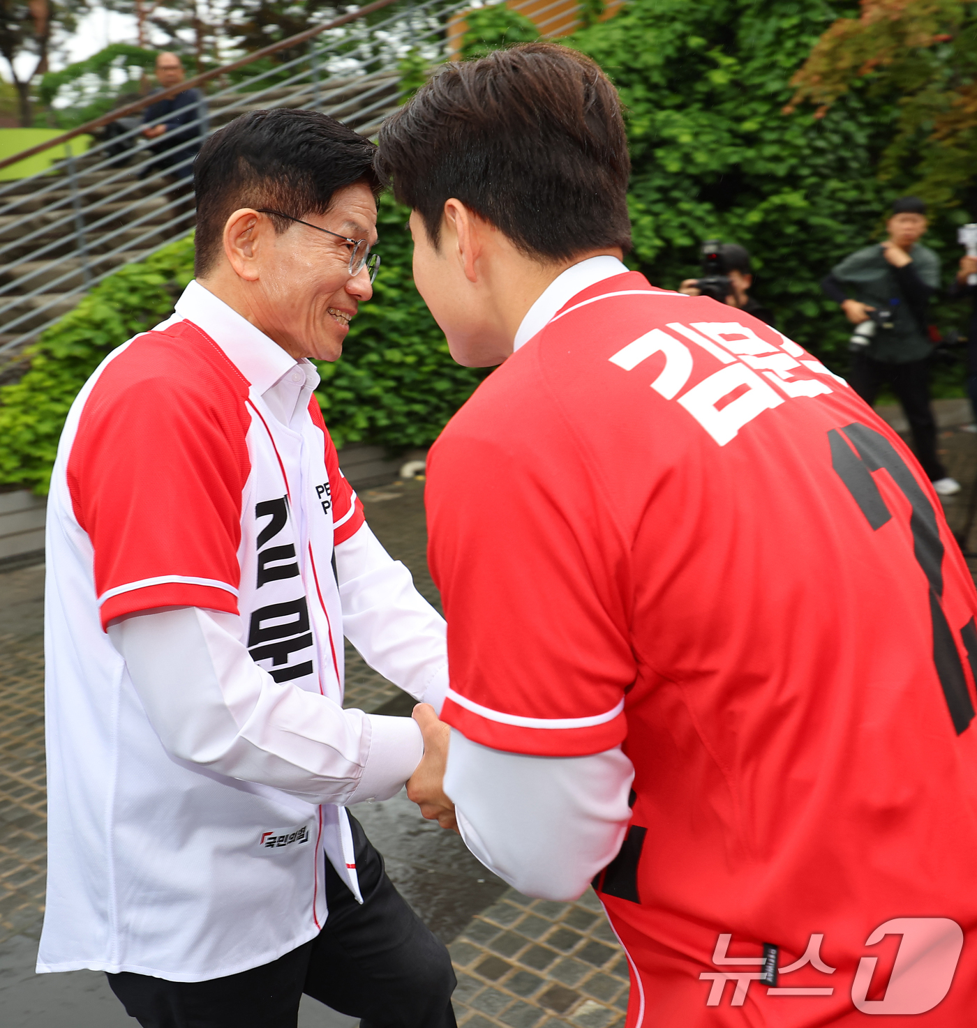 (서울=뉴스1) 이광호 기자 = 김문수 국민의힘 대통령 후보가 15일 오전 서울 구로구  신도림역 앞에서 지원 유세를 나선 김용태 공동선대위원장과 인사하고 있다. (공동취재) 20 …