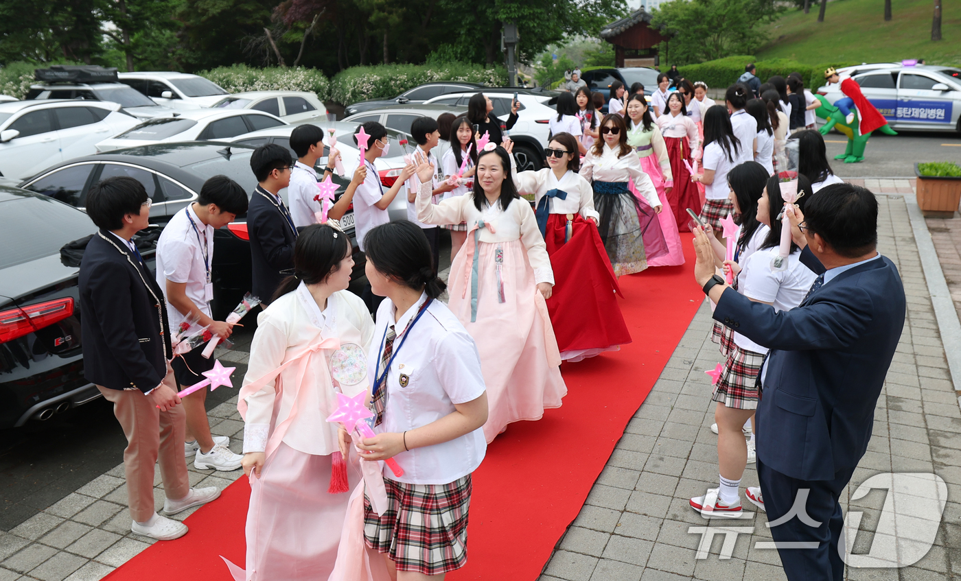 (수원=뉴스1) 김영운 기자 = 스승의 날인 15일 오전 경기 수원시 팔달구 매향중학교에서 학생들이 스승의날 기념 등굣길 레드카펫 행사를 진행하고 있다.올해로 4회째를 맞은 이번 …