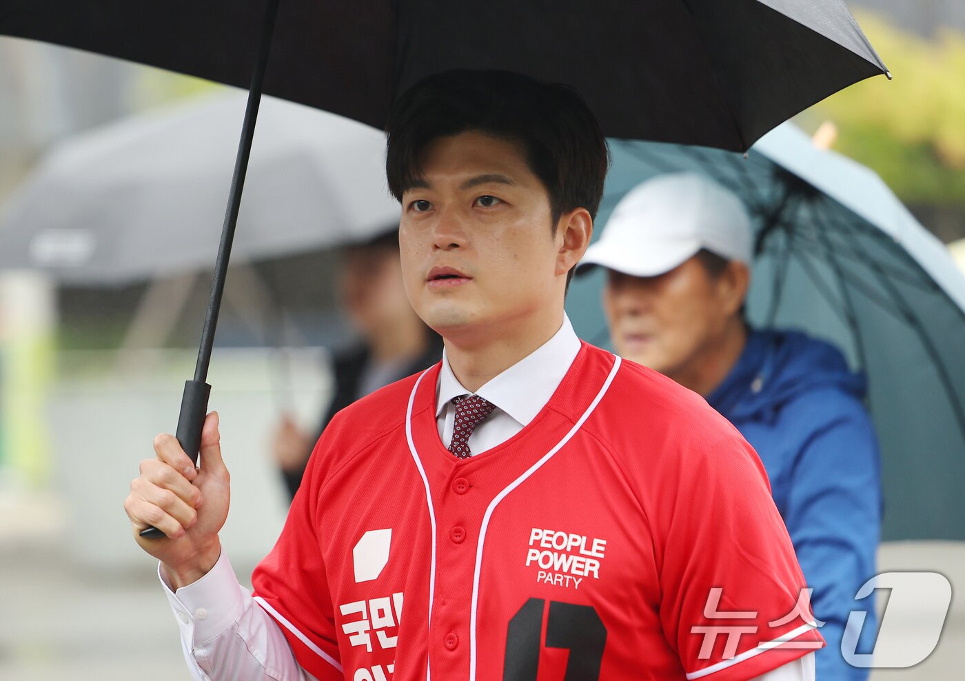 본문 이미지 - 김용태 국민의힘 공동선대위원장이 15일 오전 김문수 대통령 후보의 지원 유세를 위해 서울 구로구 신도림역에 도착해 이동하고 있다. &#40;공동취재&#41; 2025.5.15/뉴스1 ⓒ News1 이광호 기자