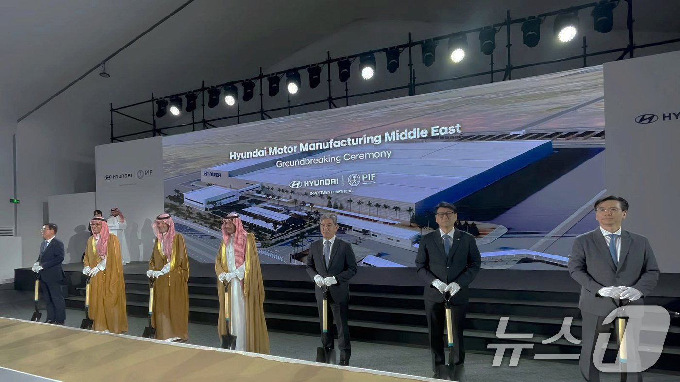 (서울=뉴스1) = 현대차는 지난 14일(현지시간) 사우디아라비아 킹 살만 자동차 산업단지에 위치한 현대차 사우디아라비아 생산법인 부지에서 공장 착공식을 개최했다고 15일 밝혔다. …