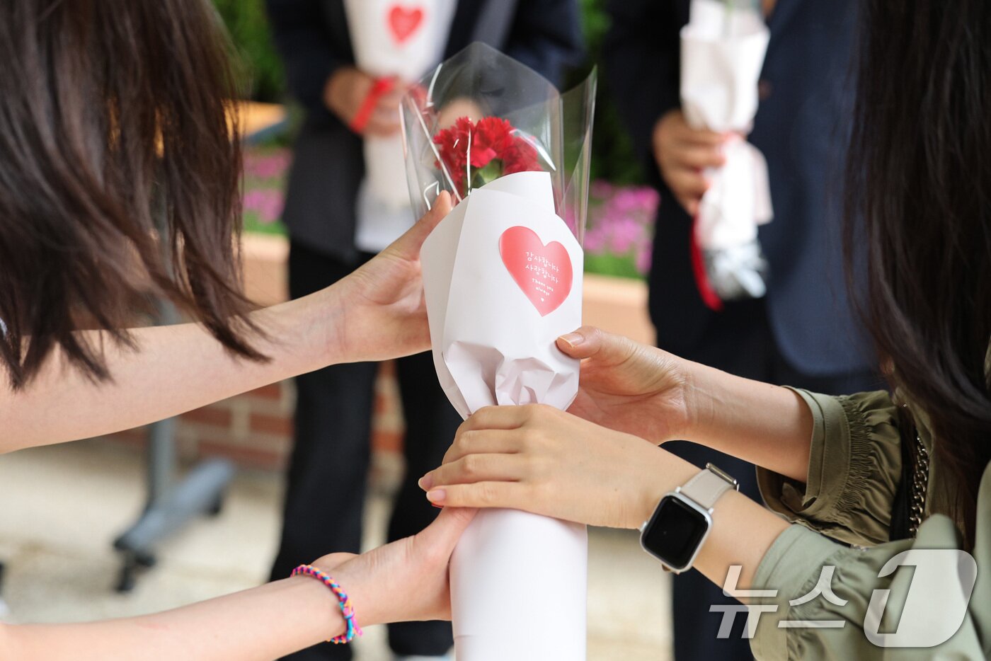 본문 이미지 - 스승의 날인 15일 오전 서울 노원구 동일초등학교에서 선생님이 학생들에게 꽃을 선물받고 있다. 2025.5.15/뉴스1 ⓒ News1 신웅수 기자