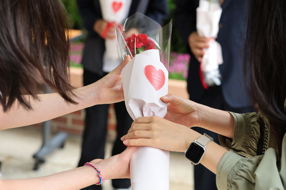 "진짜 선물 안 드려도 되나요?"…스승의날 앞둔 학부모들 '눈치게임'