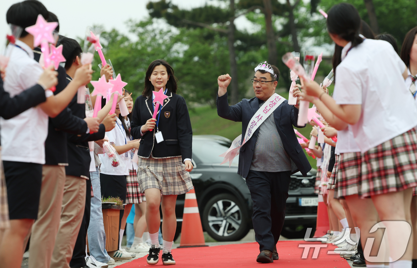 (수원=뉴스1) 김영운 기자 = 스승의 날인 15일 오전 경기 수원시 팔달구 매향중학교에서 학생들이 스승의날 기념 등굣길 레드카펫 행사를 진행하고 있다.올해로 4회째를 맞은 이번 …