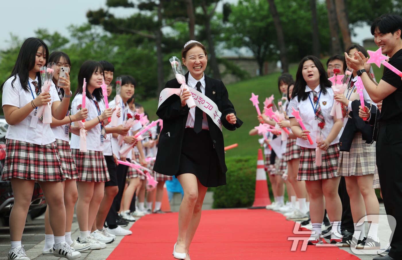 본문 이미지 - 스승의 날인 15일 오전 경기 수원시 팔달구 매향중학교에서 학생들이 스승의날 기념 등굣길 레드카펫 행사를 진행하고 있다. 올해로 4회째를 맞은 이번 행사는 학생회 학생들이 주도적으로 참여해 선생님들의 헌신과 노고에 대한 존경과 감사의 마음을 전했다. 2025.5.15/뉴스1 ⓒ News1 김영운 기자