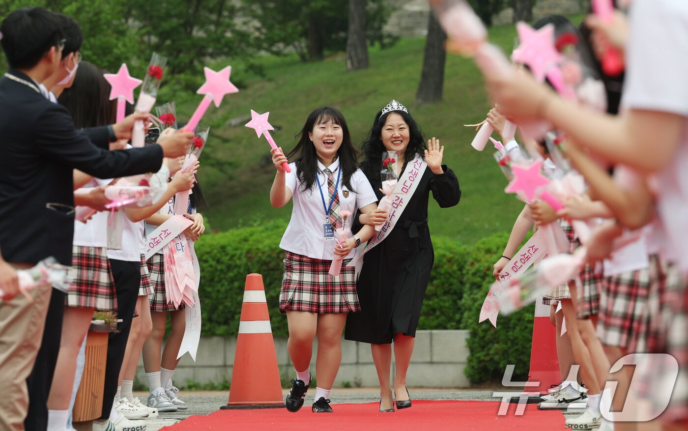 본문 이미지 - 스승의 날인 15일 오전 경기 수원시 팔달구 매향중학교에서 학생들이 스승의날 기념 등굣길 레드카펫 행사를 진행하고 있다. 2025.5.15/뉴스1 ⓒ News1 김영운 기자