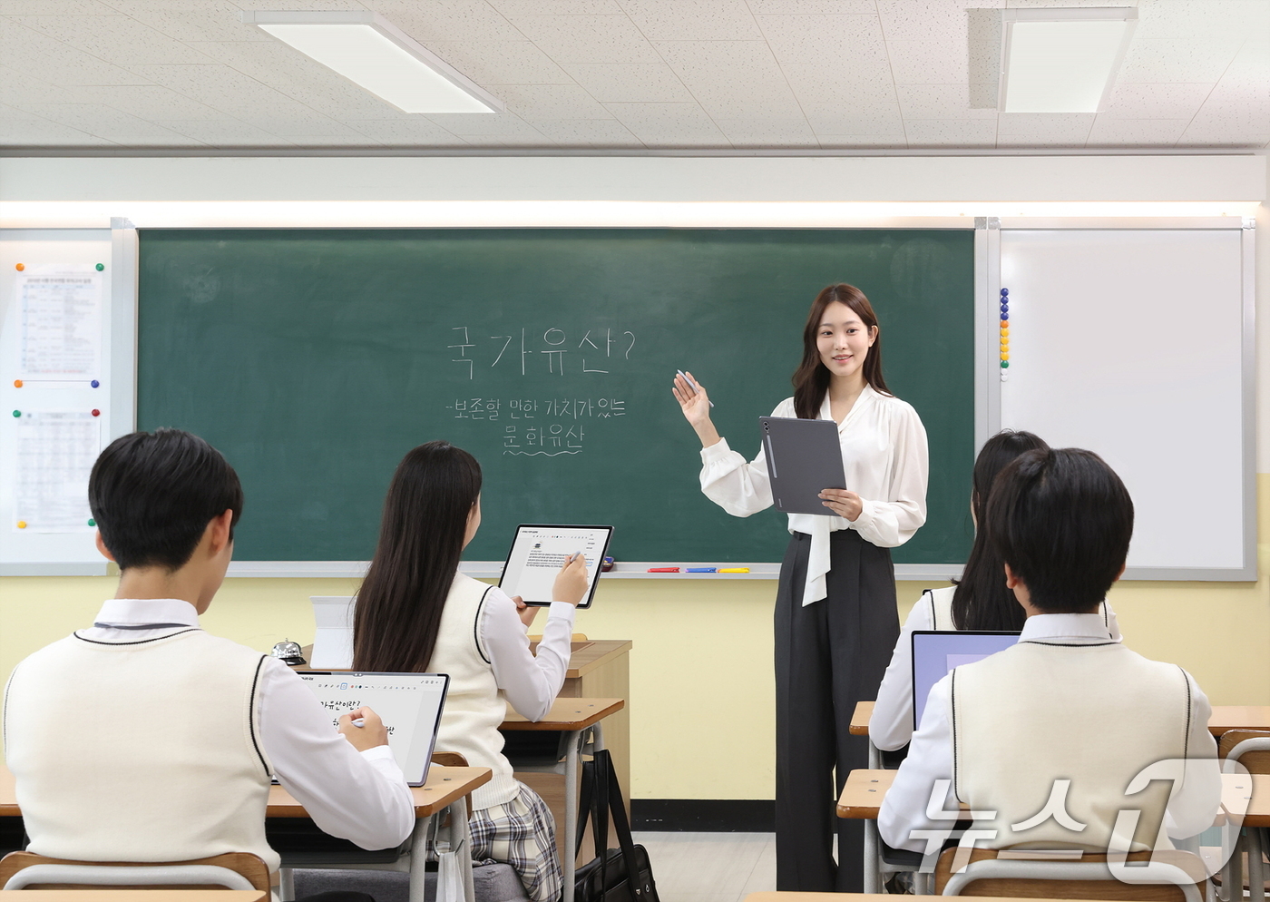 (서울=뉴스1) = 삼성전자가 공식 교육 할인몰 '갤럭시 캠퍼스(갤캠스)'의 가입 대상을 초·중·고 교사로 넓히며 교사 지원을 확대하고 있다고 15일 밝혔다.사진은 갤럭시 탭을 이 …