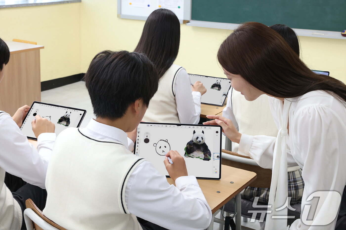 본문 이미지 - 삼성전자 갤럭시 탭의 'AI 셀렉트' 기능을 활용해 수업하는 모습. (삼성전자 제공, 재판매 및 DB 금지) 