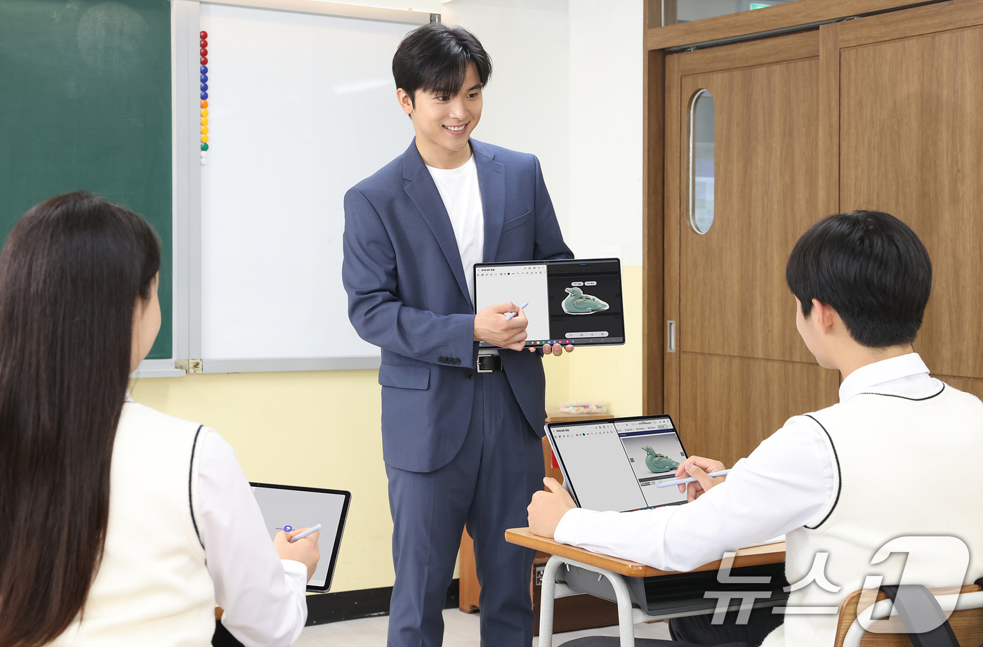 (서울=뉴스1) = 삼성전자가 공식 교육 할인몰 '갤럭시 캠퍼스(갤캠스)'의 가입 대상을 초·중·고 교사로 넓히며 교사 지원을 확대하고 있다고 15일 밝혔다.사진은 갤럭시 탭의 ' …