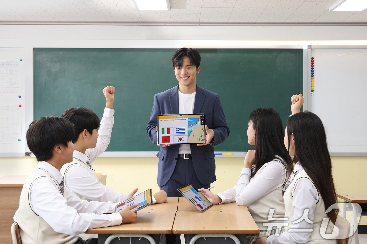 (서울=뉴스1) = 삼성전자가 공식 교육 할인몰 '갤럭시 캠퍼스(갤캠스)'의 가입 대상을 초·중·고 교사로 넓히며 교사 지원을 확대하고 있다고 15일 밝혔다.사진은 갤럭시 탭으로 …