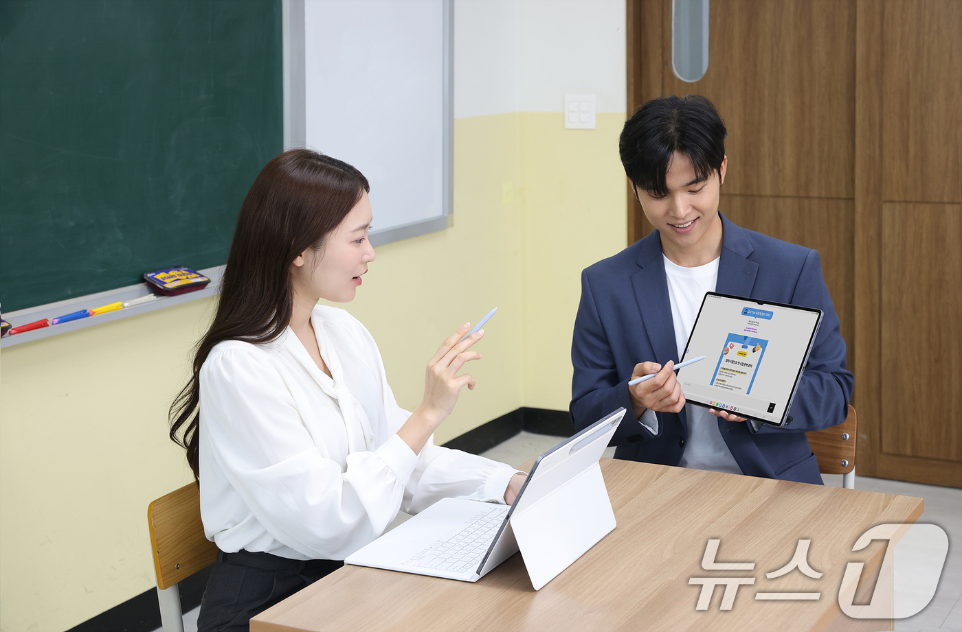 (서울=뉴스1) = 삼성전자가 공식 교육 할인몰 '갤럭시 캠퍼스(갤캠스)'의 가입 대상을 초·중·고 교사로 넓히며 교사 지원을 확대하고 있다고 15일 밝혔다.사진은 '갤럭시 캠퍼스 …