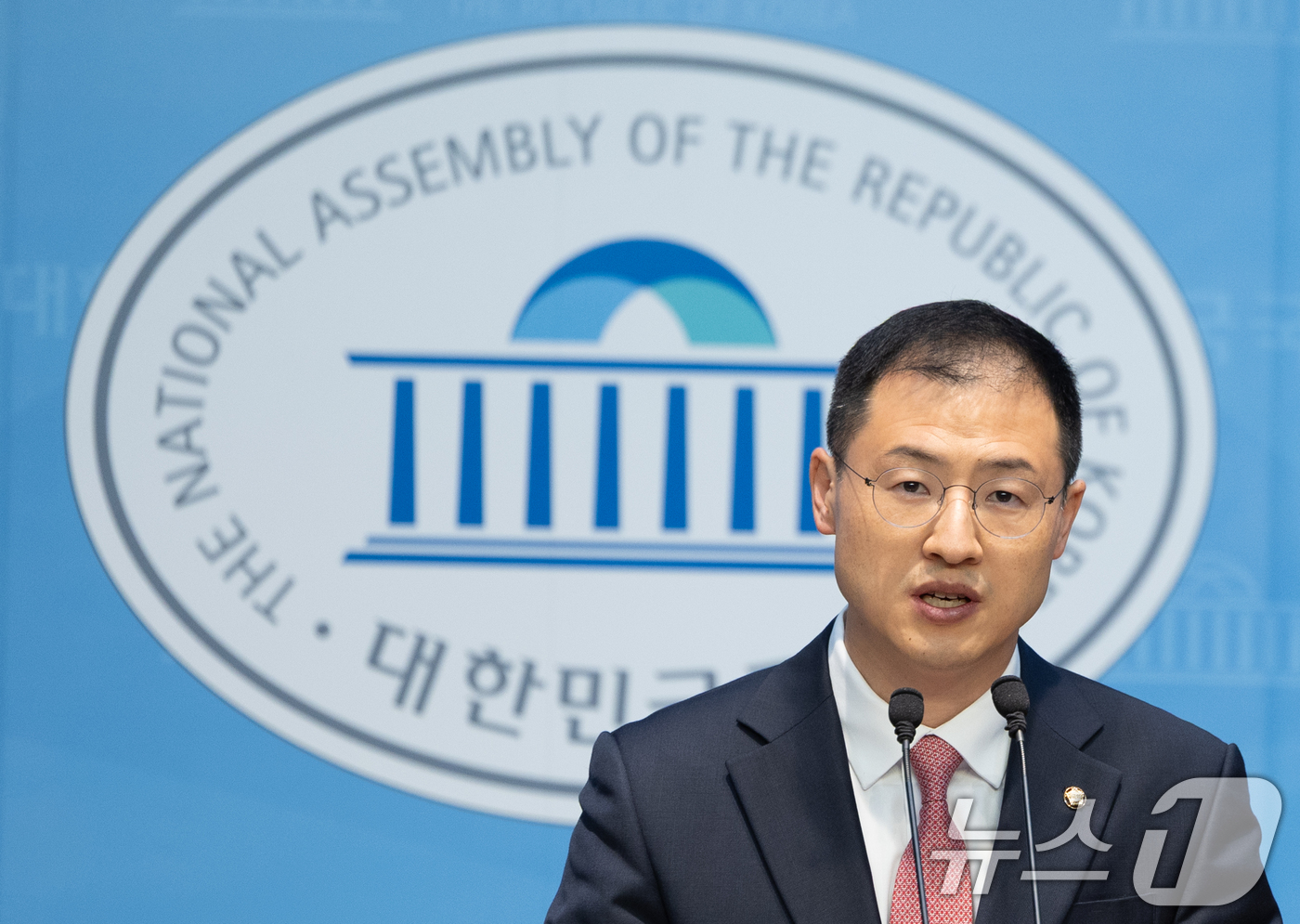 (서울=뉴스1) 이재명 기자 = 김상욱 무소속 의원이 15일 오전 서울 여의도 국회 소통관에서 기자회견을 열고 이재명 더불어민주당 대통령 후보를 공개 지지한다고 밝히고 있다. 20 …