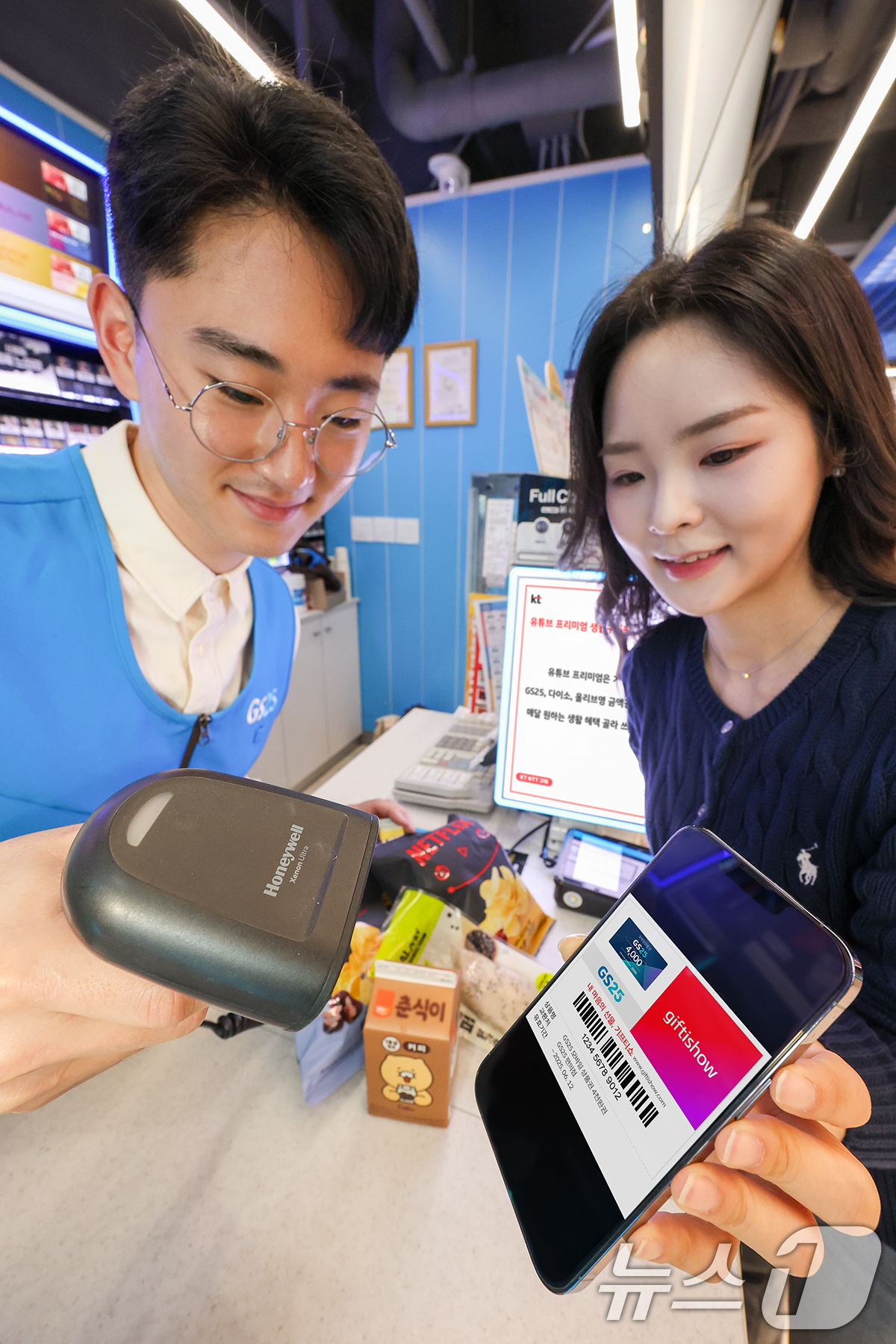 (서울=뉴스1) = KT는 자사 IPTV 서비스 지니TV에서 유튜브 프리미엄과 결합한 '지니TV 유튜브 프리미엄 초이스' 요금제를 15일 출시했다고 밝혔다.고객이 서울 종로구에 위 …