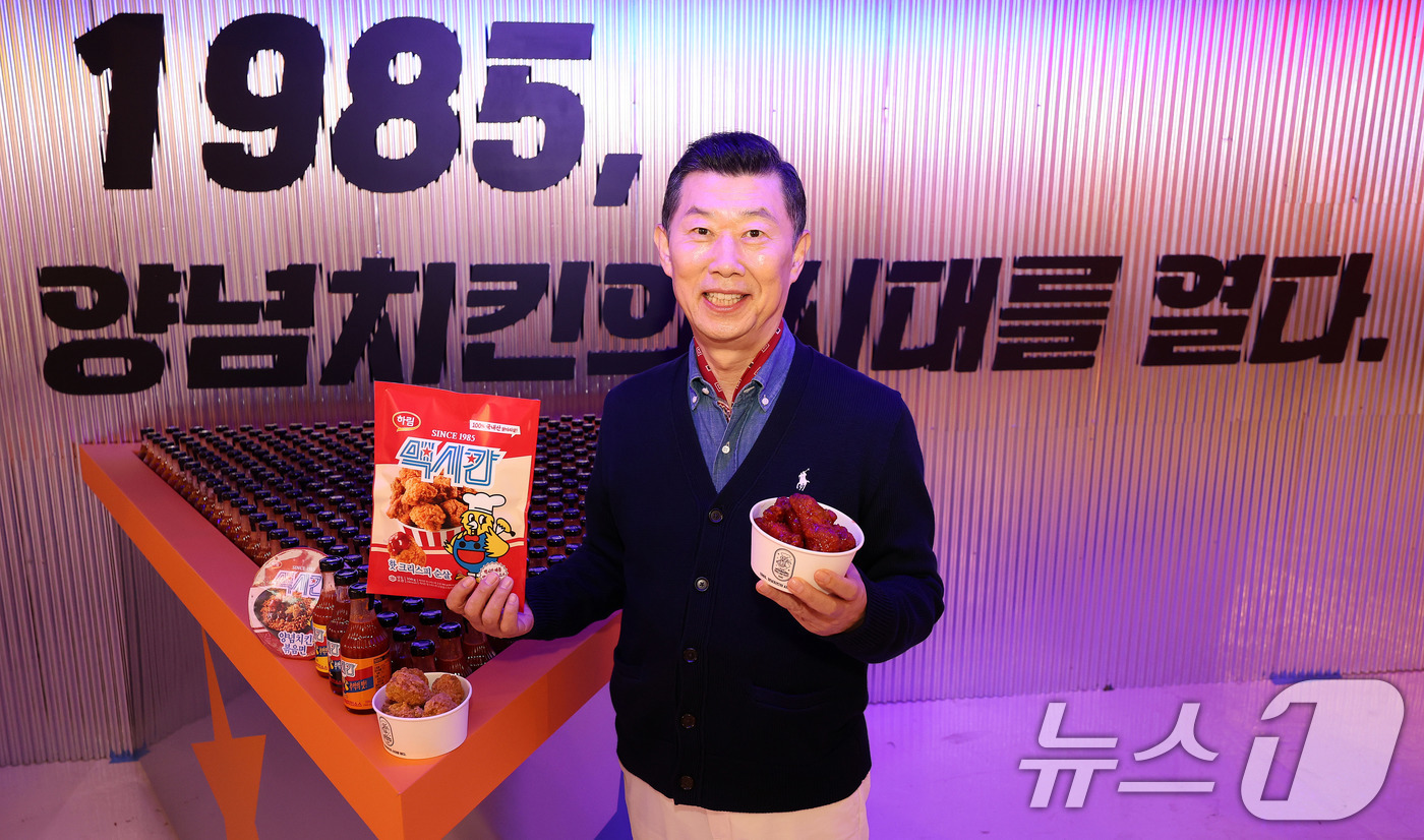 (서울=뉴스1) 박지혜 기자 = 김홍국 하림그룹 회장이 15일 서울 성동구 성수동 장하다 하림 맥시칸 팝업스토어에서 새롭게 론칭한 냉동치킨 브랜드 '맥시칸'을 선보이고 있다.하림은 …