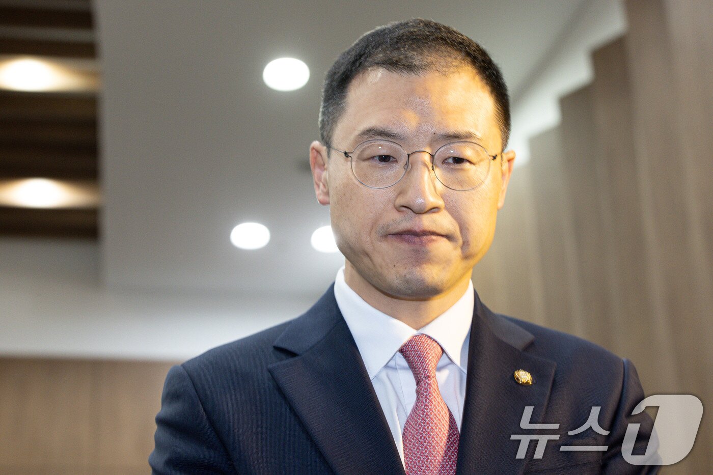 본문 이미지 - 김상욱 무소속 의원이 15일 오전 서울 여의도 국회 소통관에서 기자회견을 하기 위해 발언대로 향하고 있다. 이날 김 의원은 이재명 더불어민주당 대통령 후보를 공개 지지한다고 밝혔다. 2025.5.15/뉴스1 ⓒ News1 이재명 기자