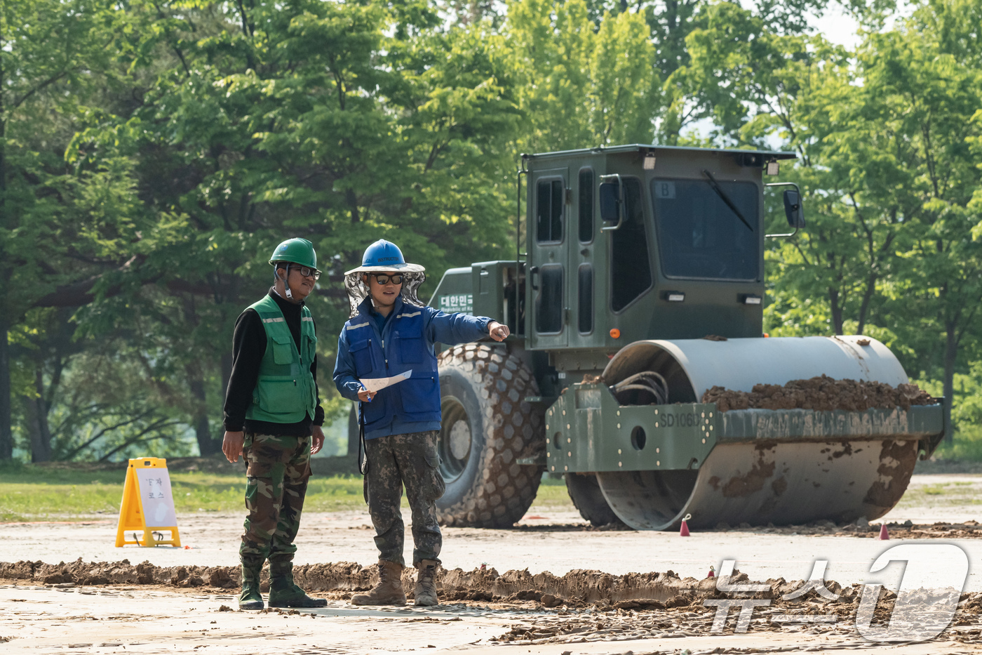 (서울=뉴스1) = 육군은 오는 16일까지 대전 유성구 소재 1115공병단에서 국내 첫 'UN 평화유지활동 삼각협력 공병훈련'을 실시한다고 15일 밝혔다.사진은 외국군 교육생들이 …