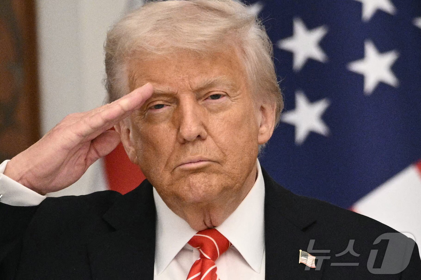 (도하 AFP=뉴스1) 류정민 특파원 = 도널드 트럼프 미국 대통령이 14일(현지시간) 카타르 도하의 루사일 궁전에서 열린 국빈 만찬에 앞서 미국 국가가 연주되는 동안 경례를 하고 …