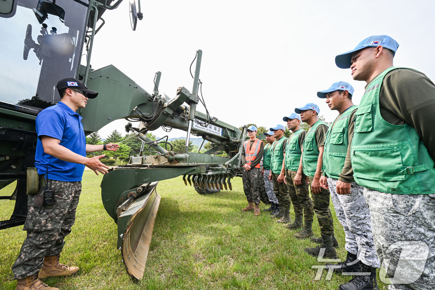 (서울=뉴스1) = 육군은 오는 16일까지 대전 유성구 소재 1115공병단에서 국내 첫 'UN 평화유지활동 삼각협력 공병훈련'을 실시한다고 15일 밝혔다.사진은 외국군 교육생들이 …