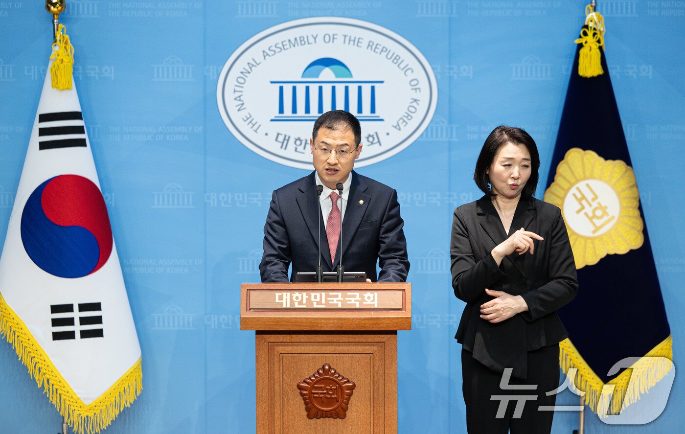 본문 이미지 - 김상욱 무소속 의원이 15일 오전 서울 여의도 국회 소통관에서 기자회견을 열고 이재명 더불어민주당 대통령 후보를 공개 지지한다고 밝히고 있다. 2025.5.15/뉴스1 ⓒ News1 이재명 기자
